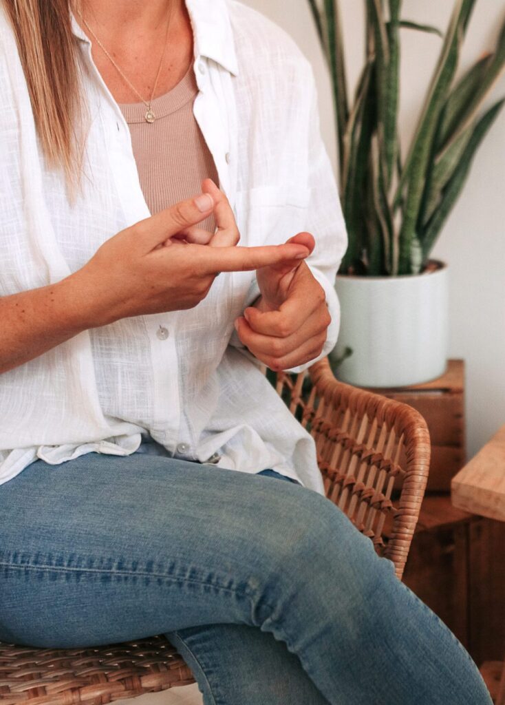 Corinn erzählt mit Körpersprache